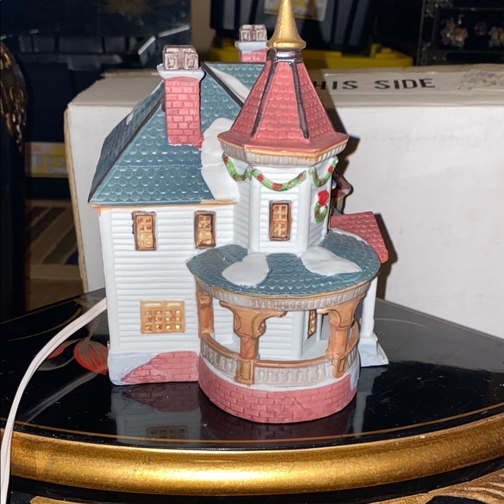 BX49 Vintage Lemax Holiday Village House with Red and Green Accents - Picture 7 of 10